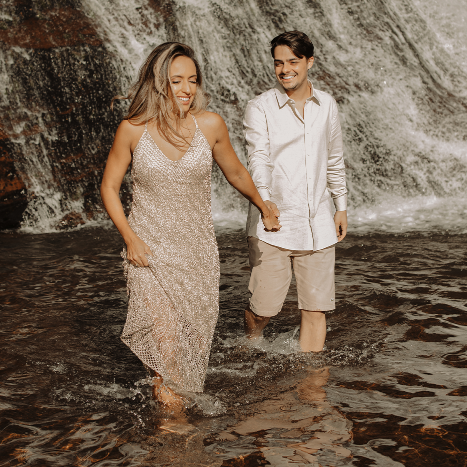 Casal Bruna e Mateus durante ensaio pré-wedding ao ar livre, com luz suave do pôr do sol e gestos de carinho. Fotógrafa Nati Godinho captura emoção, amor e conexão natural entre os noivos.