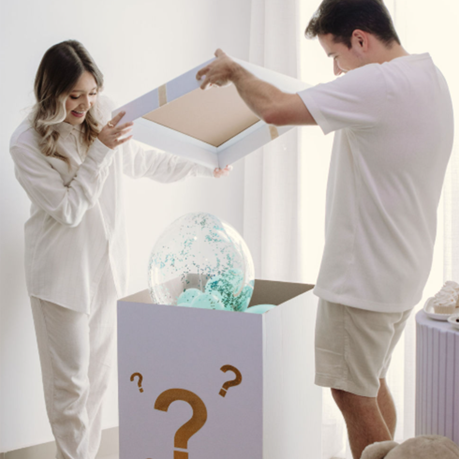 Fotógrafa Nati Godinho registra o momento da revelação do gênero do bebê em uma festa intimista e emocionante. A futura mamãe se emociona ao descobrir que espera um menino, cercada de amor, balões azuis e sorrisos.