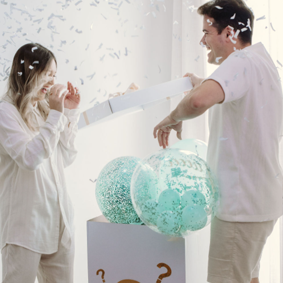 Fotógrafa Nati Godinho registra o momento da revelação do gênero do bebê em uma festa intimista e emocionante. A futura mamãe se emociona ao descobrir que espera um menino, cercada de amor, balões azuis e sorrisos.