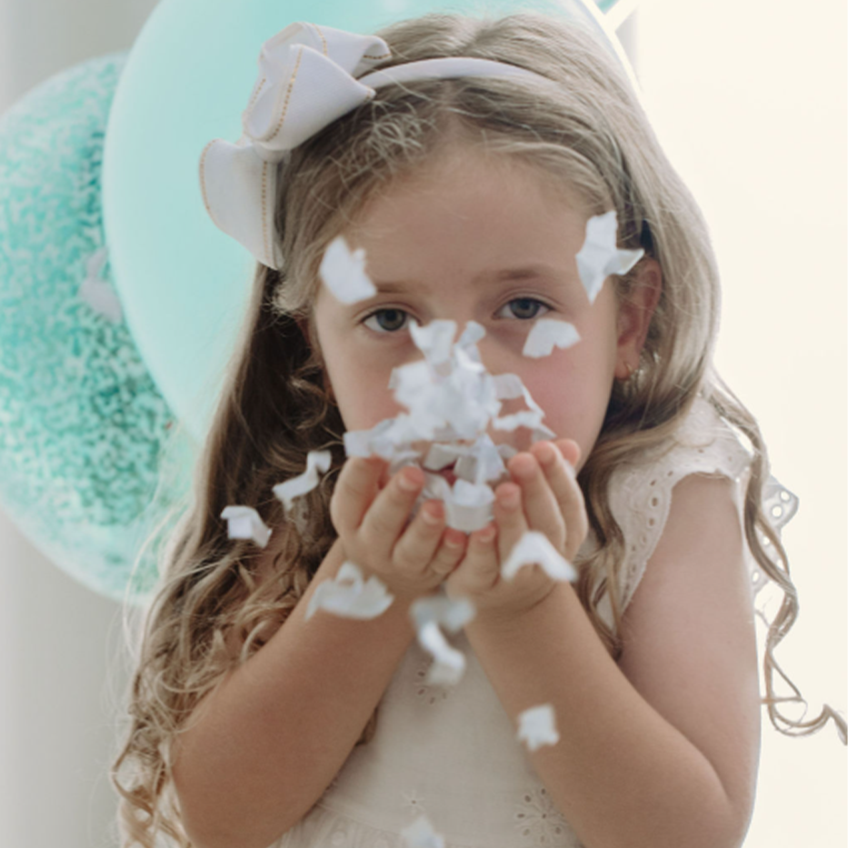 Fotógrafa Nati Godinho registra o momento da revelação do gênero do bebê em uma festa intimista e emocionante. A futura mamãe se emociona ao descobrir que espera um menino, cercada de amor, balões azuis e sorrisos.